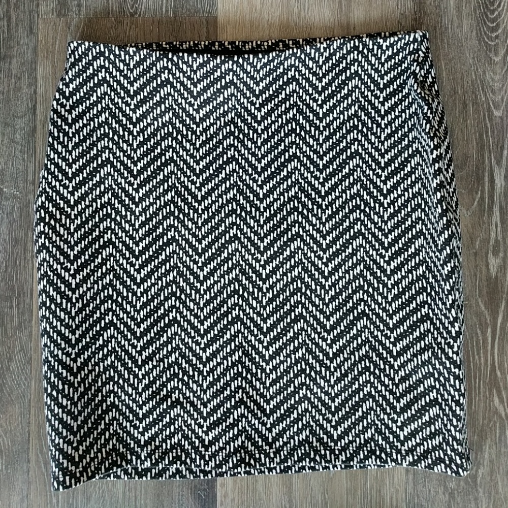 Old Navy Black and white skirt